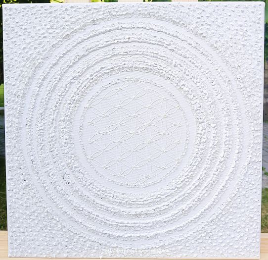 ... MANDALIČKA MALIČKÁ - BÍLÁ ... - original, plátno 40x40cm, technika akryl se zakomponovaním diamatových křišťálů