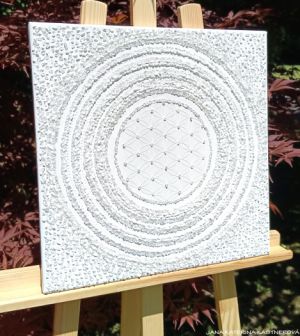 ... MANDALIČKA MALIČKÁ - BÍLÁ ... - original, plátno 40x40cm, technika akryl se zakomponovaním diamatových křišťálů