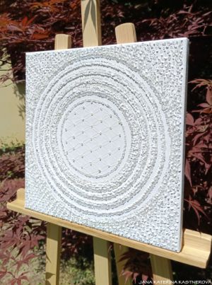 ... MANDALIČKA MALIČKÁ - BÍLÁ ... - original, plátno 40x40cm, technika akryl se zakomponovaním diamatových křišťálů