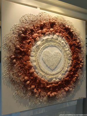 ... MOTIV PŘÍRODY - HOJNOST II. ... - original, plátno 50x50cm, akryl s diamantovými křišťály, pískovými kameny, šípky, bylinkami - dobromyslí