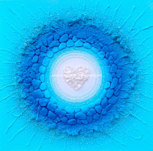 … MODRÝ MOTIV PŘÍRODY – KŘIŠŤÁLOVÉ SRDCE … - original, plátno 60x60cm, akryl s diamantovými křišťály, pískovými kameny, šípky, bylinkami (dobro-mysl), větvičky lesních stromů