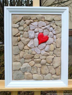 ... LÁSKA-VÍ ... - original, sololit v bílém rámu 30x40cm, hliněné srdíčko s pískovými kameny
