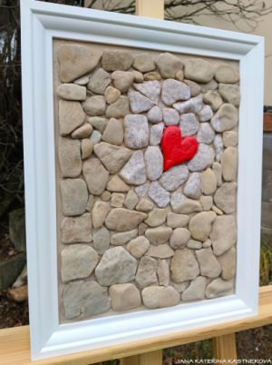 ... LÁSKA-VÍ ... - original, sololit v bílém rámu 30x40cm, hliněné srdíčko s pískovými kameny