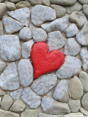 ... LÁSKA-VÍ ... - original, sololit v bílém rámu 30x40cm, hliněné srdíčko s pískovými kameny