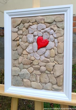 ... LÁSKA-VÍ ... - original, sololit v bílém rámu 30x40cm, hliněné srdíčko s pískovými kameny