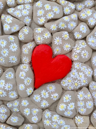 ... SEDMIKRÁSKOVÉ SRDÍČKO ... - original, sololit v bílém rámu 30x40cm, hliněné srdíčko v akrylu s pískovými kameny