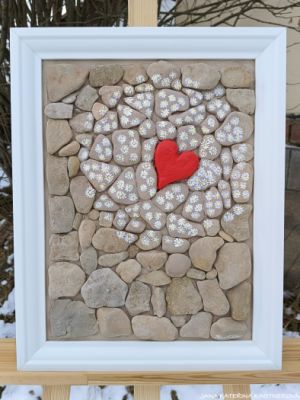 ... SEDMIKRÁSKOVÉ SRDÍČKO ... - original, sololit v bílém rámu 30x40cm, hliněné srdíčko v akrylu s pískovými kameny