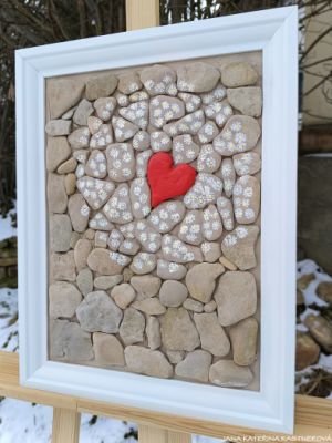 ... SEDMIKRÁSKOVÉ SRDÍČKO ... - original, sololit v bílém rámu 30x40cm, hliněné srdíčko v akrylu s pískovými kameny