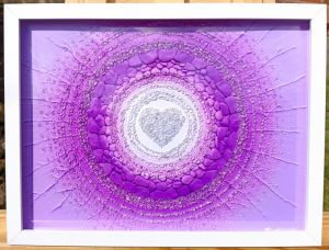 MOTIV PŘÍRODY - FIALOVÁ - reprodukce obrazu - tisk na kvalitní grafický papír velikosti 30x40cm, v bílém rámu s vyšším profilem, ručně doplněn diamantovými křišťály