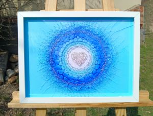 MODRÝ MOTIV PŘÍRODY – KŘIŠŤÁLOVÉ SRDCE - reprodukce obrazu - tisk na kvalitní grafický papír velikosti 30x40cm, v bílém rámu s vyšším profilem, ručně doplněn diamantovými křišťály