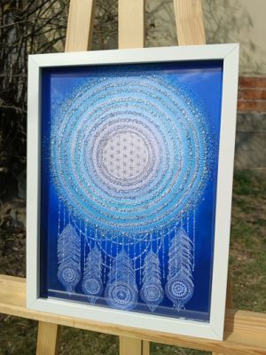 MANDALA - LAPAČ SNŮ VII. - reprodukce obrazu - tisk na kvalitní grafický papír velikosti 30x40cm, v bílém rámu s vyšším profilem, ručně doplněn diamantovými křišťály
