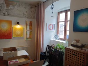 VÝSTAVA OBRAZŮ probíhající od 14. 4. - 14. 5. 2026 - VÝTVARNICE - JANA KATEŘINA KASTNEROVÁ - KAVÁRNA V PODZÁMČÍ SPÁLENÉ POŘÍČÍ /PLZEŇ/