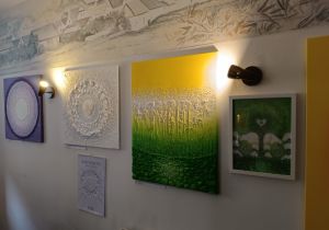 VÝSTAVA OBRAZŮ probíhající od 14. 4. - 14. 5. 2026 - VÝTVARNICE - JANA KATEŘINA KASTNEROVÁ - KAVÁRNA V PODZÁMČÍ SPÁLENÉ POŘÍČÍ /PLZEŇ/