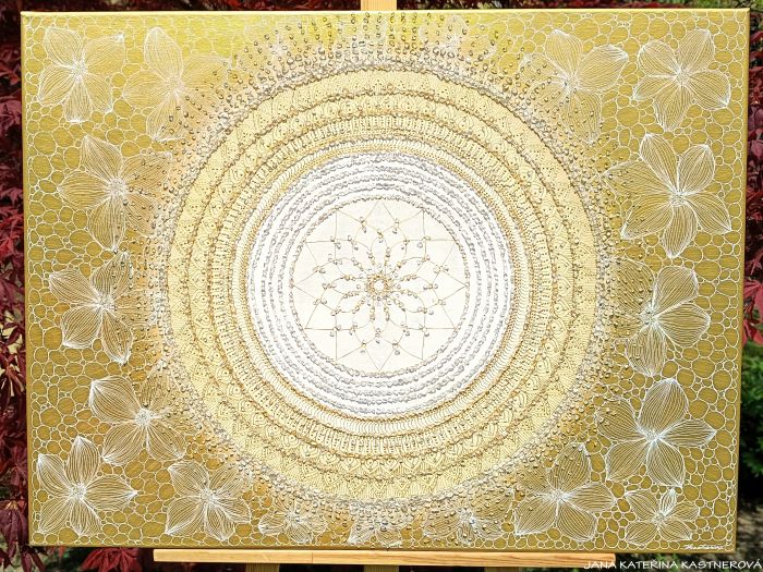 ... ZLATÁ KVĚTINOVÁ MANDALA ... - original, plátno 60x80cm, akryl s diamantovými křišťály
