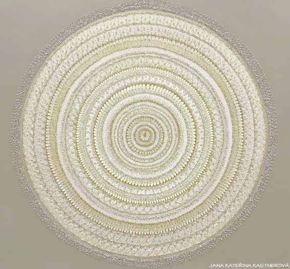 … KÁVIČKOVÁ MANDALA LATTÉ – PŘÁNÍ … - original, plátno 100x110cm, akryl s diamantovými křišťály