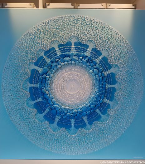 … MOTIV PŘÍRODY – MODRÁ III. … - originál, plátno 80x80cm, akryl s diamantovými křišťály a pískovými kameny